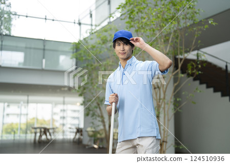 微笑的年輕男清潔人員看著相機 124510936
