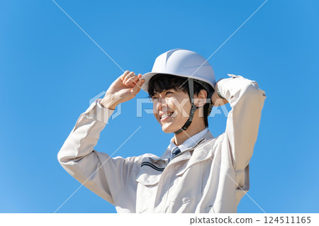 穿著工作服的年輕人，藍天 124511165