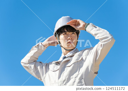 穿著工作服的年輕人，藍天 124511172