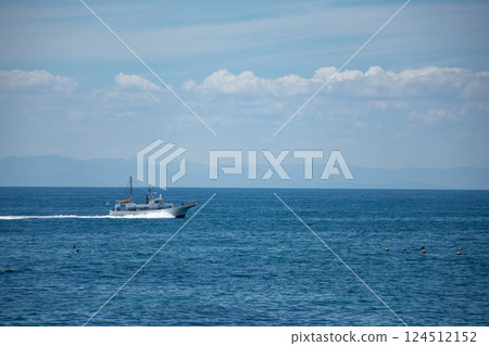 A fishing boat sailing on the waters of Ise Bay 124512152