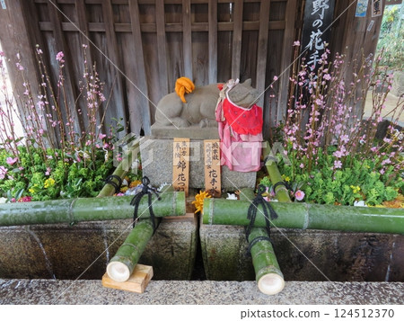 北野天滿宮是京都的著名景點,其花噴水池供奉著因飛梅傳說而聞名的菅原道真。 北野天滿宮是京都的著名景點,其花噴水池供奉著因飛梅傳說而聞名的菅原道真。 124512370