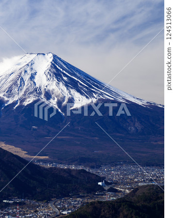 (Yamanashi Prefecture) A spectacular view of Mt. Fuji and the cityscape in winter from Mt. Takakawa 124513066