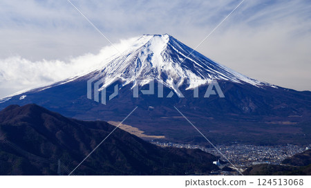 (Yamanashi Prefecture) A spectacular view of Mt. Fuji and the cityscape in winter from Mt. Takakawa 124513068
