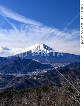 (Yamanashi Prefecture) A spectacular view of Mt. Fuji and the cityscape in winter from Mt. Takakawa 124513072