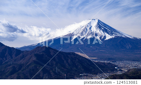 (Yamanashi Prefecture) A spectacular view of Mt. Fuji and the cityscape in winter from Mt. Takakawa (Yamanashi Prefecture) A spectacular view of Mt. Fuji and the cityscape in winter from Mt. Takakawa 124513081