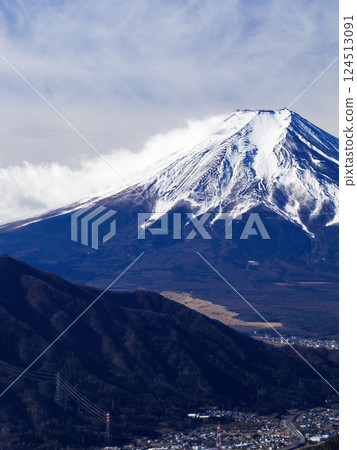 (Yamanashi Prefecture) A spectacular view of Mt. Fuji and the cityscape in winter from Mt. Takakawa 124513091
