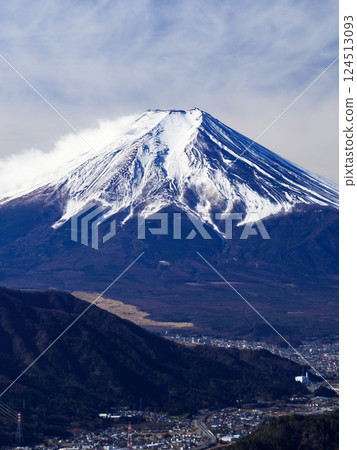(Yamanashi Prefecture) A spectacular view of Mt. Fuji and the cityscape in winter from Mt. Takakawa (Yamanashi Prefecture) A spectacular view of Mt. Fuji and the cityscape in winter from Mt. Takakawa 124513093
