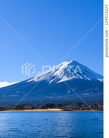 Spectacular view of Lake Kawaguchi and Mt. Fuji (winter scenery) 124513225