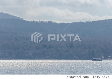 陽光下的山中湖 124513473