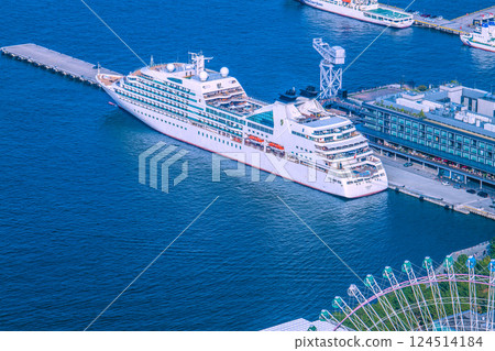 日本橫濱城市景觀，包括 30 日首次抵達的新港碼頭的 Seabourn Quest 124514184