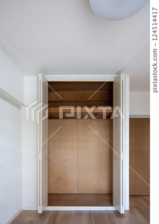出租房內入住前的空衣櫃 出租房內入住前的空衣櫃 124514417