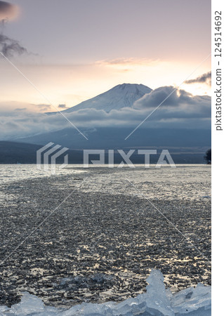 Winter evening view of Lake Yamanaka and Mt. Fuji Winter evening view of Lake Yamanaka and Mt. Fuji 124514692