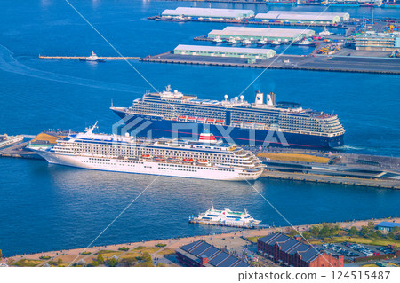 日本橫濱城市景觀。即將離港的諾丹號船的景色。前景是 Asuka II(Seaborne Quest 的首艘抵達者)= 第 30 艘 日本橫濱城市景觀。即將離港的諾丹號船的景色。前景是 Asuka II(Seaborne Quest 的首艘抵達者)= 第 30 艘 124515487