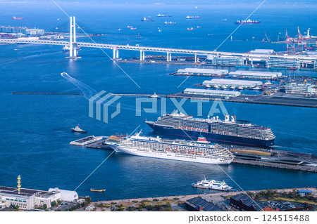 日本橫濱城市景觀。即將離港的諾丹號船的景色。前景是 Asuka II（Seaborne Quest 的首艘抵達者）= 第 30 艘 124515488
