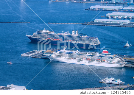 日本橫濱城市景觀。即將離港的諾丹號船的景色。前景是 Asuka II(Seaborne Quest 的首艘抵達者)= 第 30 艘 日本橫濱城市景觀。即將離港的諾丹號船的景色。前景是 Asuka II(Seaborne Quest 的首艘抵達者)= 第 30 艘 124515495