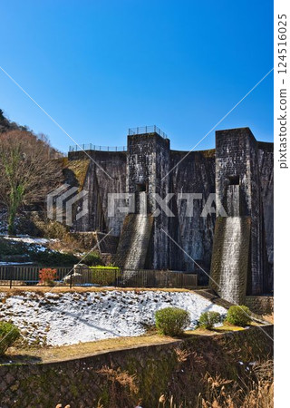 Snow still remains at Toyonike Dam 124516025