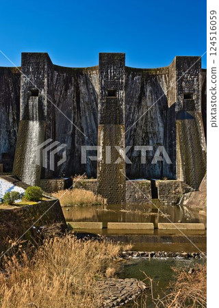 Snow still remains at Toyonike Dam 124516059