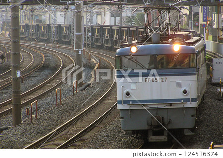 行駛在東北貨運線上的石灰運輸列車 124516374