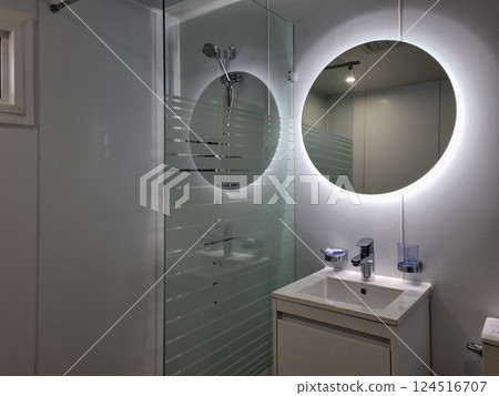 clean and modern bathroom interior 124516707