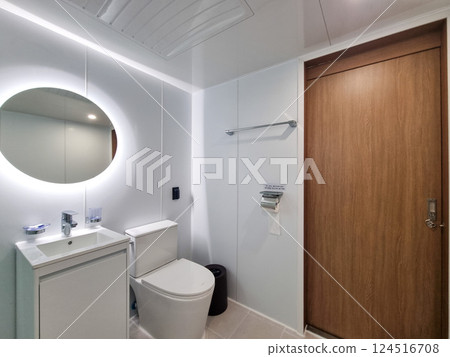 clean and modern bathroom interior clean and modern bathroom interior 124516708