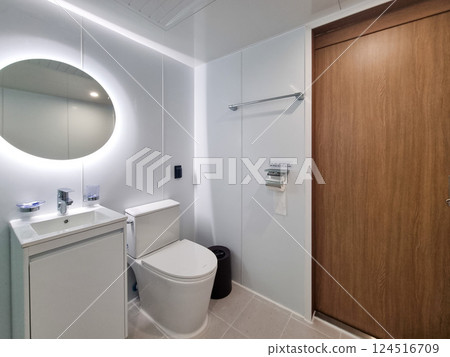 clean and modern bathroom interior clean and modern bathroom interior 124516709