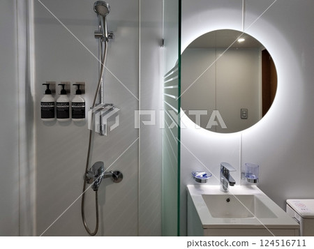 clean and modern bathroom interior 124516711