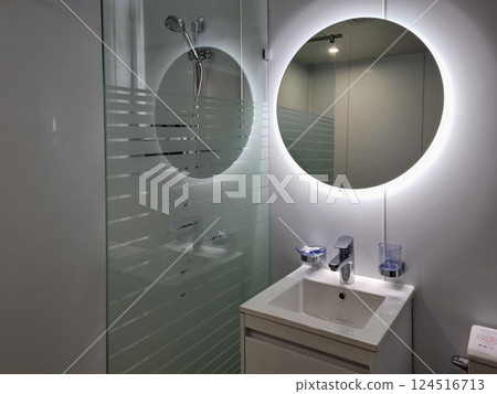 clean and modern bathroom interior clean and modern bathroom interior 124516713