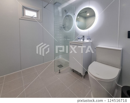 clean and modern bathroom interior 124516718