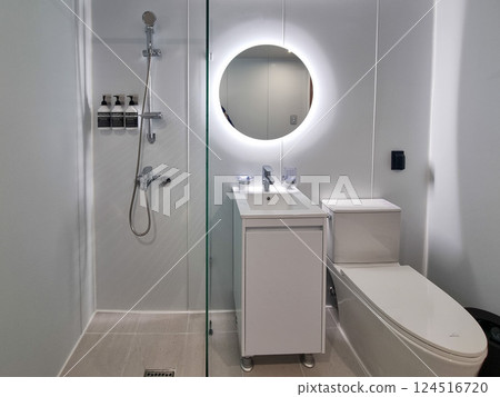 clean and modern bathroom interior clean and modern bathroom interior 124516720
