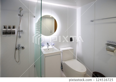 clean and modern bathroom interior 124516725