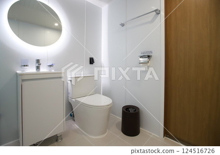 clean and modern bathroom interior clean and modern bathroom interior 124516726