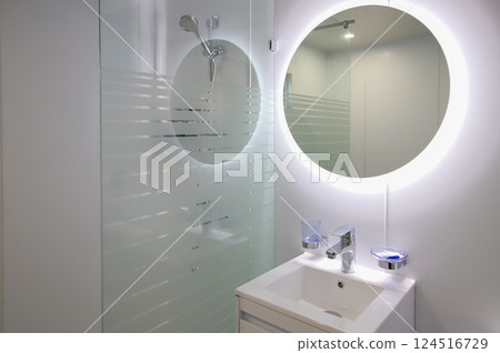 clean and modern bathroom interior clean and modern bathroom interior 124516729