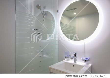 clean and modern bathroom interior 124516730