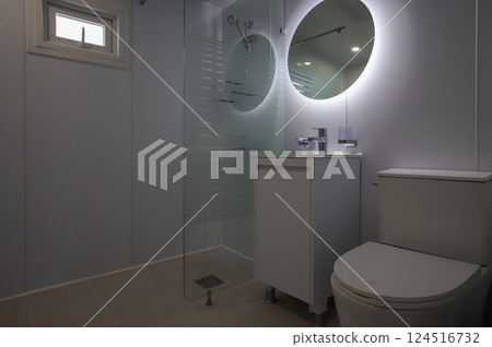 clean and modern bathroom interior 124516732