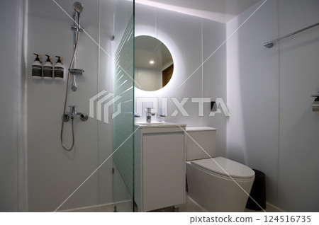 clean and modern bathroom interior 124516735