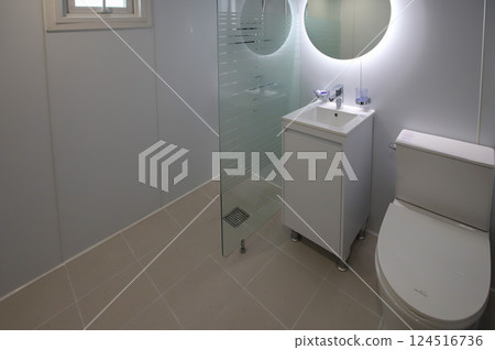 clean and modern bathroom interior 124516736