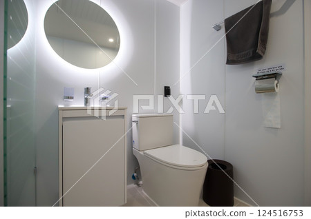 clean and modern bathroom interior clean and modern bathroom interior 124516753