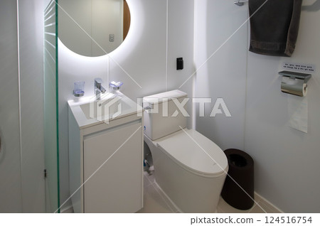 clean and modern bathroom interior clean and modern bathroom interior 124516754