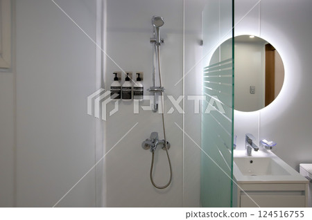 clean and modern bathroom interior 124516755
