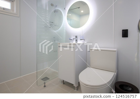 clean and modern bathroom interior 124516757