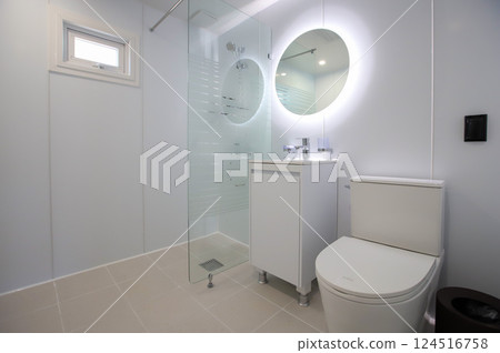 clean and modern bathroom interior clean and modern bathroom interior 124516758