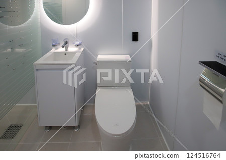 clean and modern bathroom interior 124516764