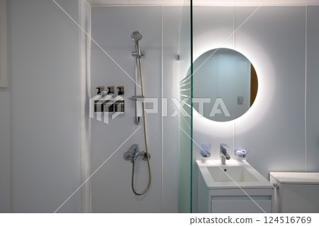 clean and modern bathroom interior 124516769