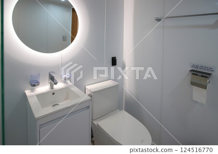 clean and modern bathroom interior 124516770