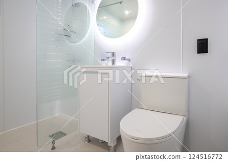 clean and modern bathroom interior clean and modern bathroom interior 124516772