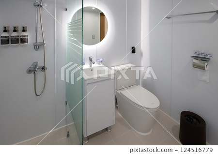 clean and modern bathroom interior 124516779