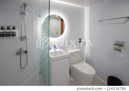 clean and modern bathroom interior 124516780