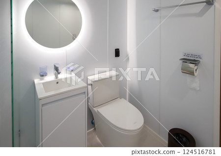 clean and modern bathroom interior clean and modern bathroom interior 124516781