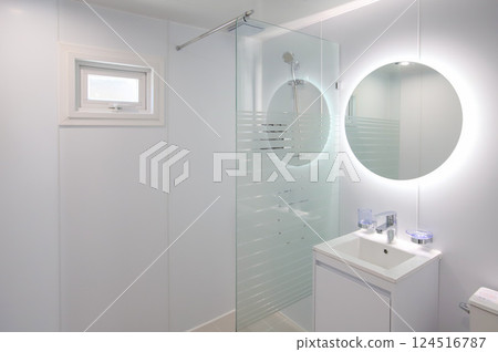 clean and modern bathroom interior 124516787