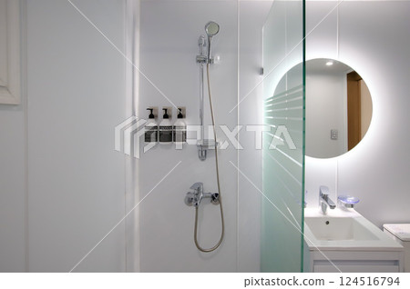 clean and modern bathroom interior 124516794